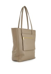 Beige leren schoudertas met twee lange handvatten, een voorzak met rits en een gestructureerd oppervlak. Eenvoudige rechthoekige vorm, geschikt voor dagelijks gebruik.