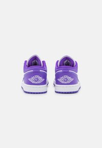 Jordan AIR JORDAN 1 LOW - Sapatilhas - psychic purple/atomic green/white