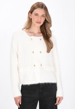 Bílý, načechraný pletený cardigan s kulatým výstřihem, dvojitými zlatými knoflíky a dvěma předními kapsami. Texturovaná látka s žebrovanými okraji.