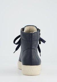 Bottines en cuir marine avec une finition texturée, présentant un intérieur moelleux, un devant à lacets et une semelle en caoutchouc de couleur claire.