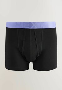 Boxers pour hommes noirs avec une large ceinture lavande portant le mot « NEXT » en relief sur le devant.
