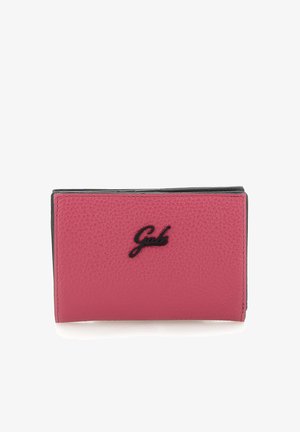 Portafoglio compatto in pelle rosa texturizzata con emblema del logo nero al centro davanti, con bordi cuciti.
