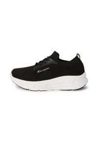Sneaker nera in maglia con suola spessa bianca, lacci anteriori e piccolo logo "Champion" sul lato.