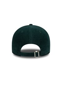 Donkergroene corduroy baseballpet met een ronde kroon, verstelbare band aan de achterkant en gestikte textuurdetails.