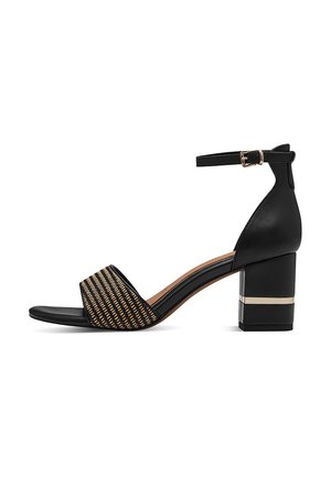 Sandal nero con tacco alto, dotata di una fascia intrecciata testurizzata, fibbia alla caviglia regolabile e un tacco a blocco con una striscia decorativa dorata.