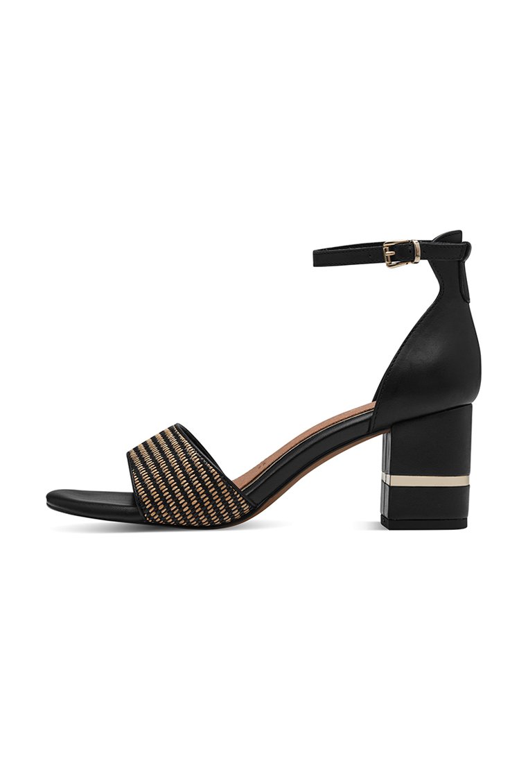 Schwarze Absatzsandale mit einem strukturierten, geflochtenen Riemen, verstellbarem Knöchelverschluss und einem Blockabsatz mit goldfarbenem Akzentstreifen.