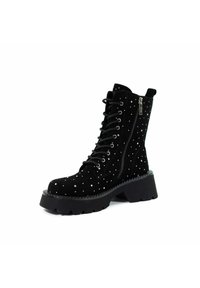 Czarne zamszowe botki na kostkę z ozdobami w kropki, sznurowanym przodem, bocznym zamkiem błyskawicznym i masywną podeszwą. Teksturowany materiał, solidna konstrukcja.