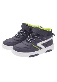 Granatowe dziecięce trampki typu high-top z białymi podeszwami, białymi i zielonymi akcentami, czarno-białymi sznurowadłami oraz zapięciem na rzep.
