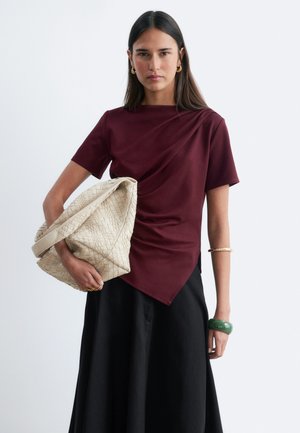 & OTHER STORIES, & OTHER STORIES DRAPED ASYMMETRIC T-SHIRT - T-shirt con stampa - burgundy