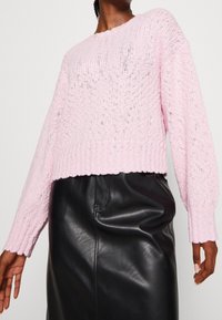 Monki Stickad tröja - pink