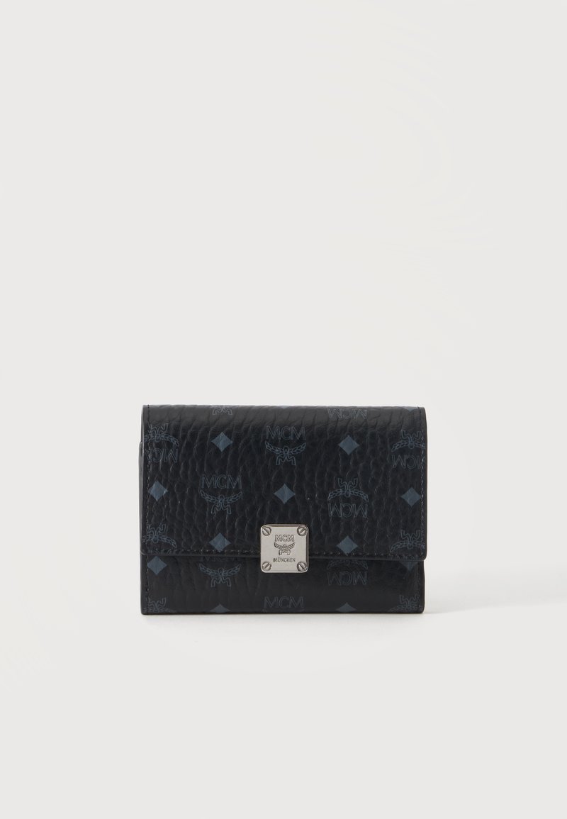 Portefeuille en cuir noir texturé avec motif embossé du logo MCM et une petite plaque métallique argentée sur le rabat avant.