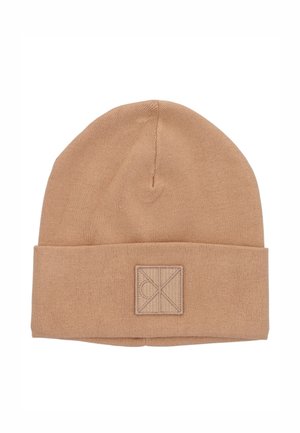 Berretto di maglia color marrone chiaro con risvolto piegato, caratterizzato da una toppa quadrata cucita con un logo in rilievo sottile.
