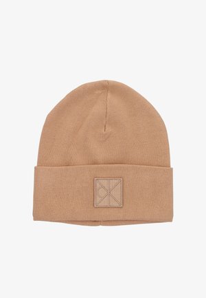 Berretto di maglia color marrone chiaro con risvolto piegato, caratterizzato da una toppa quadrata cucita con un logo in rilievo sottile.