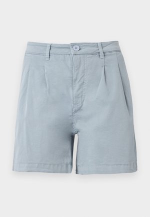 Pantalones cortos de algodón azul claro con un frente plano, pliegues y cierre de botón. Presentan bolsillos laterales y un dobladillo que cae a mitad del muslo.