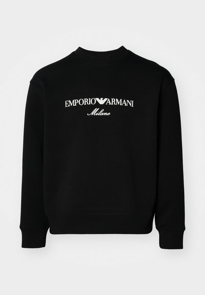 Črna kapuca iz mešanice bombaža; ima okroglo izrez in rebraste manšete. Na voljo je bel logotip z napisom "EMPORIO ARMANI Milano."