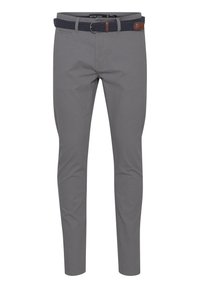 Pantalones de algodón grises de corte ajustado, con un cinturón trenzado azul marino y un acento de cuero. Incluye bolsillos frontales y cierre de cremallera.