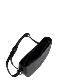 Sort skuldertaske i læder med lang rem, to lynlåslommer og et diskret logo på forsiden.