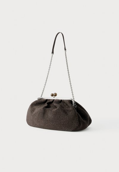 Sac à main en tissu texturé marron foncé avec cadre en argent, fermoir à boule, et fine bandoulière à chaîne avec coussinet en cuir, présenté sur fond blanc.