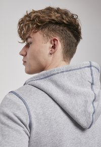 Urban Classics CONTRAST FLATLOCK STITCHED  - Cipzáras pulóver - grey/darkblue