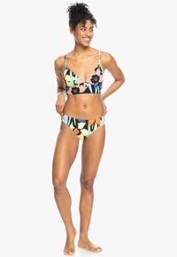 Tvådelad bikini med ett flerfärgat blommönster. Toppdelen har justerbara band och en V-ringning, medan bottendelen är låg midja.