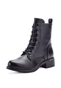 Bottine noire en cuir à lacets, avec un talon bloc et une languette, sur fond blanc.
