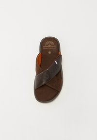 Brune semskede sandal med en bred mørkebrun rem med preget merkevare, oransje fôr og flat gummisåle. Størrelse 42.