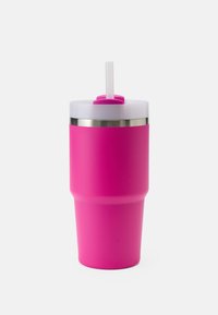 Isolerad mugg i klart rosa med en texturerad matt yta, stålband, genomskinlig lock och ett återanvändbart sugrör.