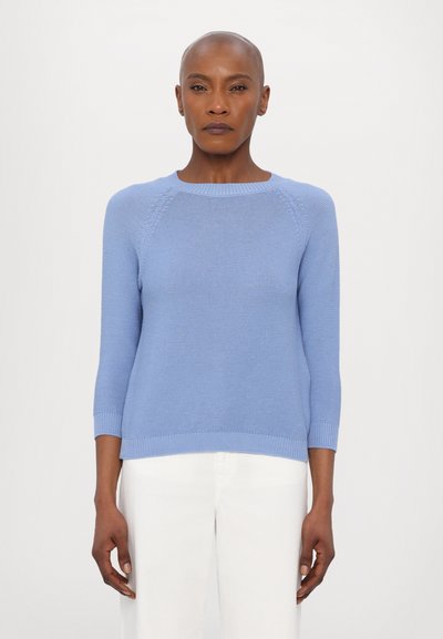 Lyseblå strikket sweater med ribbede kanter og 3/4-lange ærmer. Har et struktureret mønster og en lige pasform ved kanten.