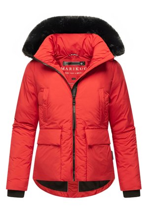 Chaqueta de plumas roja con capucha de piel sintética negra, cierre de cremallera en la parte delantera, dos bolsillos frontales y puños acanalados. Presenta un dobladillo curvado y detalles reforzados.