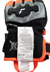 Schwarze und orange Sporthandschuhe mit gepolsterten Handflächen, strapazierfähigem Stoff, reflektierenden silbernen Akzenten und bedrucktem Etikett mit Pflegehinweisen und Logos.