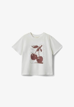 Hvid t-shirt med korte ærmer med et rødt kirsebærgrafik og ordet "Cherie" gentaget i lysegråt bag frugtdesignet.