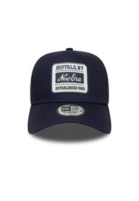 Marineblaue Kappe mit strukturierter Vorderseite, Mesh-Rückseite und verstellbarem Riemen. Sie hat ein gesticktes Logo-Label mit der Aufschrift "Buffalo, NY New Era Established 1920".