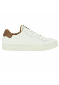 Baskets en cuir blanc avec une texture lisse, accent en cuir marron sur le talon, bout rond et semelle en caoutchouc plate. Design à lacets avec des perforations.
