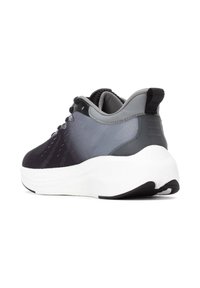 Zapatilla atlética negra y gris con un suave upper sintético, cuello acolchado y una entresuela de espuma blanca con suela exterior texturada negra.