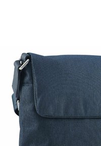 Borsa a tracolla in tessuto blu navy con pattina, finiture in argento e superficie testurizzata. Tracolla regolabile attaccata con clip metalliche.
