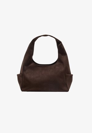 Brązowa torebka z zamszu o szerokim, miękkim uchwycie i zaokrąglonym kształcie. Posiada dwie boczne kieszenie oraz gładkie wykończenie bez widocznych elementów metalowych.