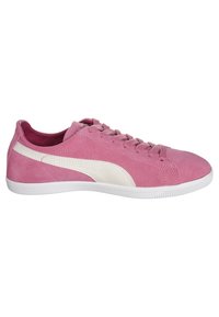 Sneaker in suede rosa con una striscia in pelle bianca. Presentano una punta arrotondata, lacci frontali e suola in gomma. La parte superiore texture dona un aspetto morbido.