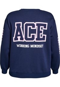 Marinefarbenes Sweatshirt mit weißem und rosanem Text auf der Rückseite: "ACE" oben und "WINNING MINDSET" darunter. Rippenbündchen und Saum. Weicher Stoff.