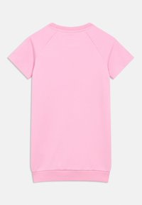 Rózsaszín, rövid ujjú ruha kerek nyakkivágással és puha tapintású anyagból. Raglán ujjakkal és szegélyezett alsó résszel rendelkezik. Nincs látható minta vagy díszítés.