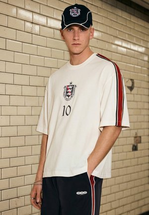 Bershka, FOOTBALL WORD CUP ENGLAND - TSHIRT - Tričko s potlačou - white