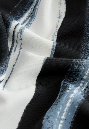 Minkštas audinys su kaitaliojančiomis juostomis juodos, baltos ir mėlynos spalvų, turintis tekstūruotus raštus ir lygią, lengvą išvaizdą.