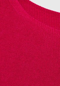 Felle roze gebreide stof met een gestructureerd oppervlak. Beschikt over een brede halslijn en geribbelde randen, wat zorgt voor een eenvoudig, modern ontwerp.
