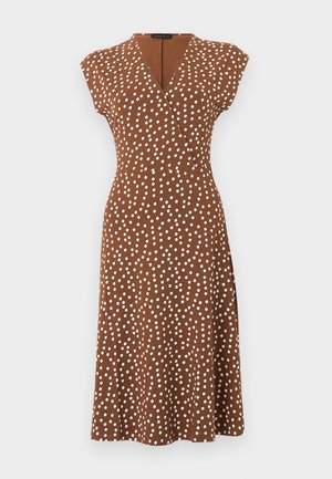Vestido midi marrón con lunares blancos, estilo cruzado con escote en V, mangas cortas tipo capa y cintura ajustada, exhibido sobre un fondo liso.