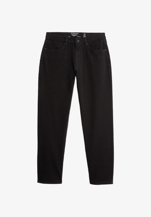 Schwarze Denim-Jeans mit geradem Bein, ausgestattet mit einem Knopf- und Reißverschluss, seitlichen Taschen und minimalen Nähdetails.