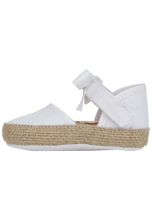 Espadrille blanche avec une semelle en jute tissée, dotée d'un dessus en textile doux et d'une sangle flexible avec un système de fermeture à nouer.