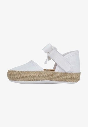 Espadrille blanche avec une semelle en jute tissée, dotée d'un dessus en textile doux et d'une sangle flexible avec un système de fermeture à nouer.