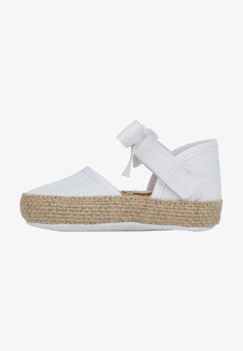 Espadrille blanche avec une semelle en jute tissée, dotée d'un dessus en textile doux et d'une sangle flexible avec un système de fermeture à nouer.
