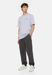 Dickies AITKIN CHEST TEE - Camiseta estampada - cosmic sky