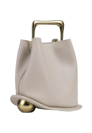 Beige leren handtas met een gebogen bodem, rustend op een metalen gouden bolvormige steun en een rechthoekig gouden handvat.