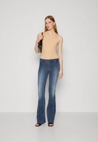 ONLY Tall ONLWAUW MID FLARED ZIP CUT - Vaqueros bootcut - medium blue denim